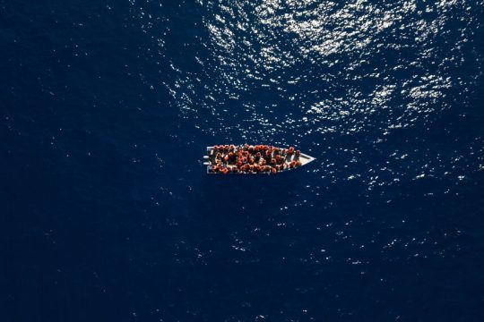 Νέο περιστατικό νότια της Κρήτης: Πέμπτη λέμβος με 56 μετανάστες